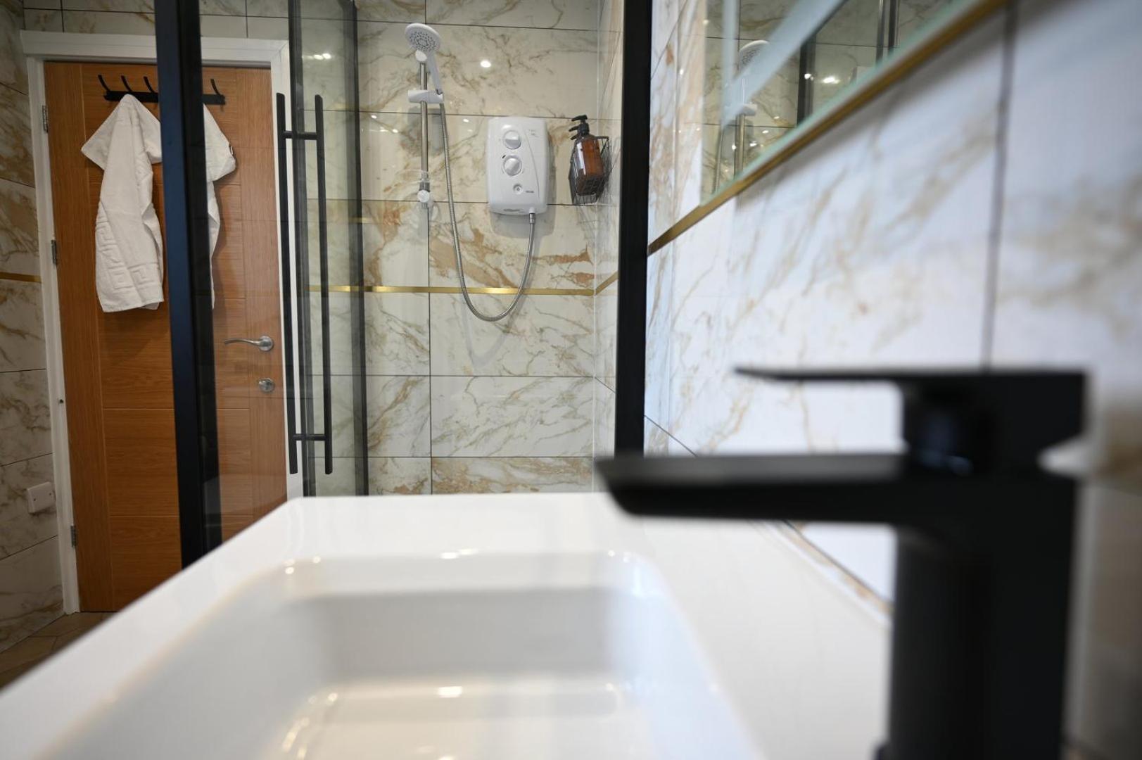 Luxury Two Bed Apartment - Cardiff City Centre מראה חיצוני תמונה